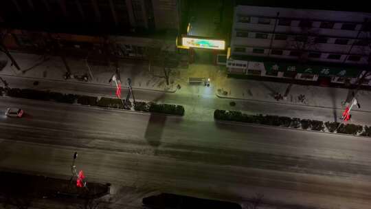 俯瞰深夜街头结冰路面缓慢行车