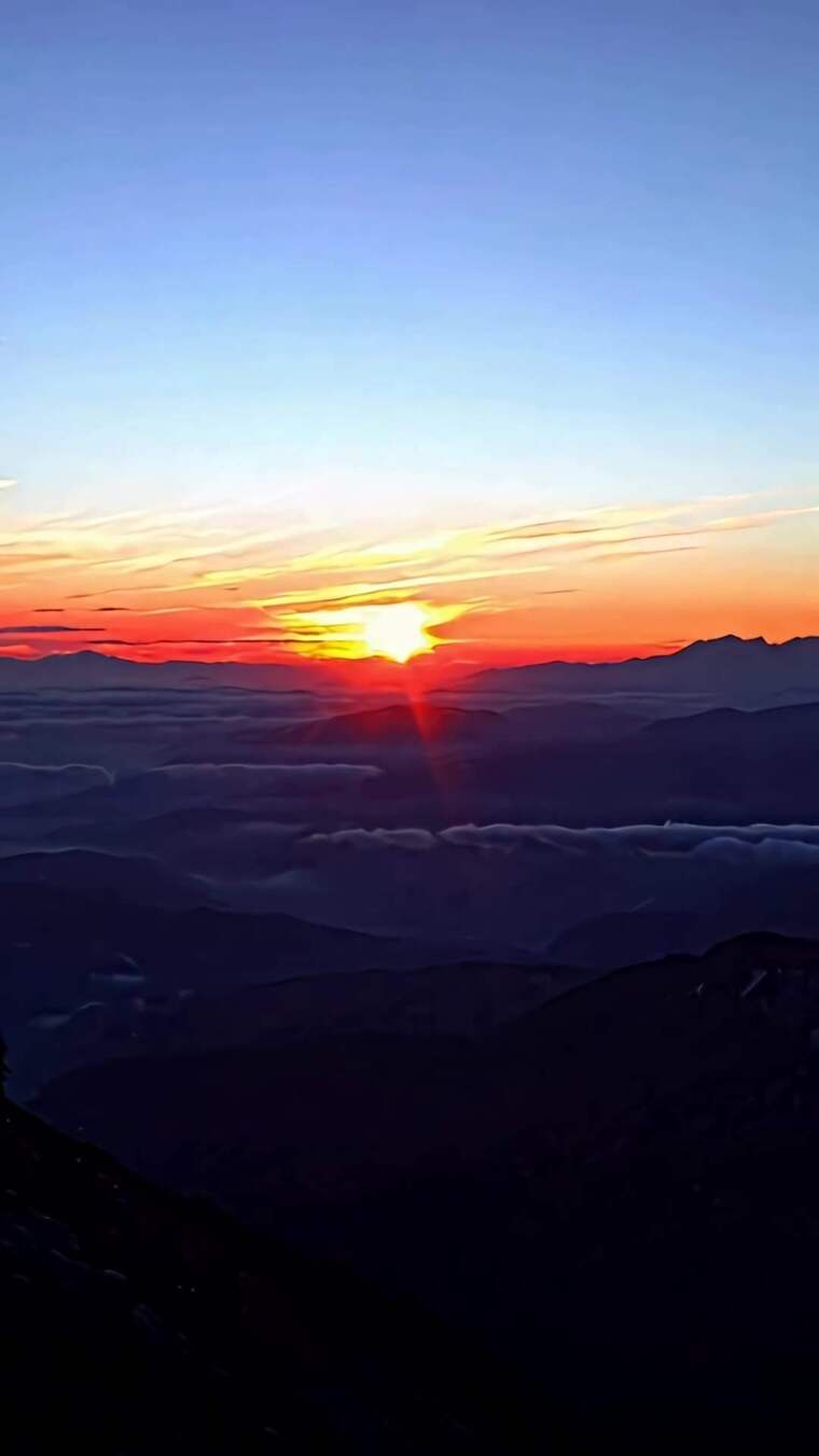 山峦云海间的壮丽日出
