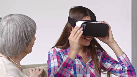 年轻女子使用虚拟眼镜视频素材模板下载