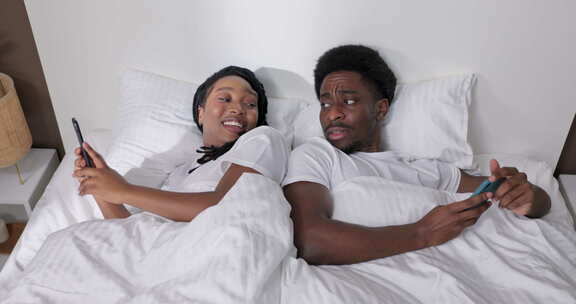 非洲男人和女人深色皮肤的夫妇躺在床上休息