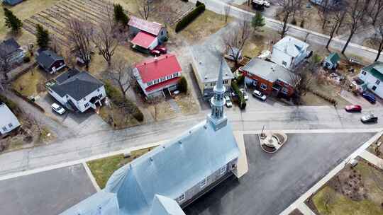加拿大魁北克博蒙特天主教堂大楼上方的鸟瞰图