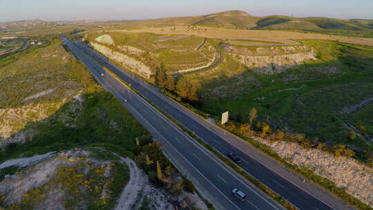 四轴飞行器拍摄的现代高速公路上汽车主动行驶的鸟瞰图视频素材模板下载