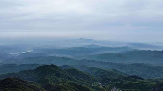 云海青山雨雾缭绕