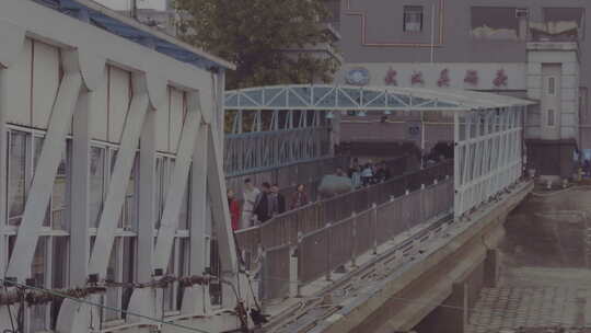 地拍武汉汉口码头乘客离开远景