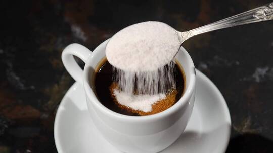 将胶原蛋白粉溶解在咖啡中