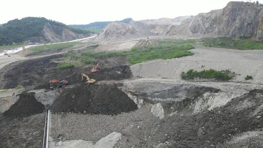 挖山开发矿采挖掘机运土机挖矿山体4K航拍视频素材模板下载