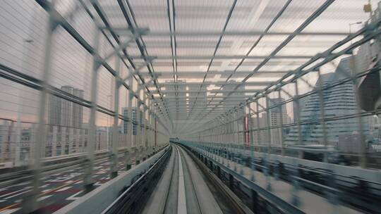 地铁轻轨列车穿梭在城市第一人称视角