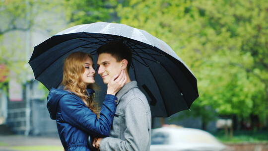 伞下亲吻的夫妻