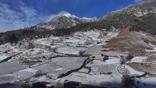 川西航拍雪后的上城子村雪景田园风光