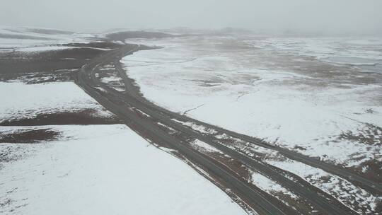 青海玉树共玉高速雪原公路自然风光