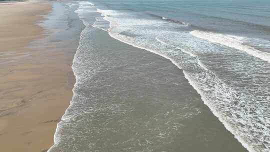 阴天沙滩海浪航拍大海潮汐海水波纹浪花波浪