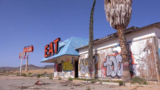 莫哈韦沙漠废墟中的废弃加油站和餐馆