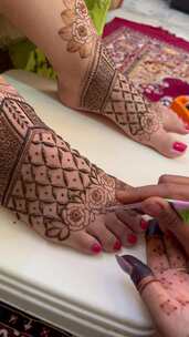 在脚上画Mehendi