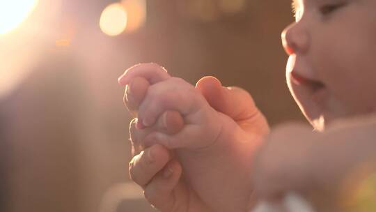 婴儿的小手攥着妈妈的手指