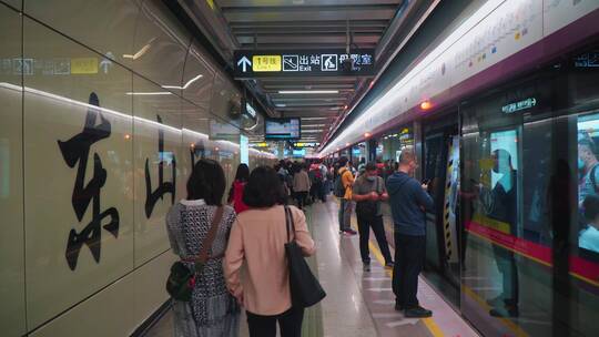 精选地铁乘客玩手机乘车视频素材模板下载