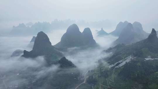 晨雾中航拍桂林漓江自然景区喀斯特山脉