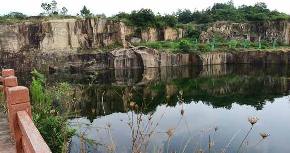 美丽宕口潭水陡峭山石险峻峭壁