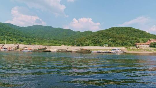 中国吉林松花湖湖面上航行的船与湖水面蓝天