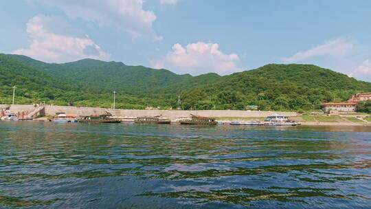 中国吉林松花湖湖面上航行的船与湖水面蓝天视频素材模板下载
