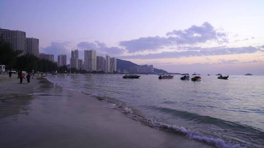 惠州巽寮湾沙滩人来人往海浪拍打海滩A