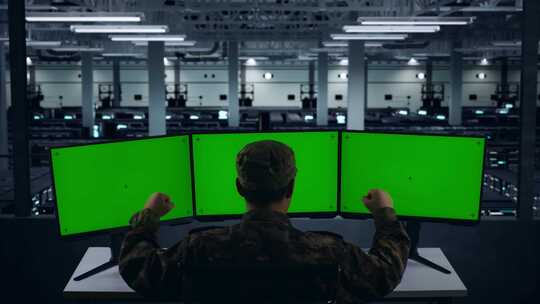 快乐的军队在数据中心模拟多台电脑显示器庆
