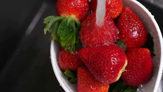 清洗新鲜成熟的草莓视频素材模板下载