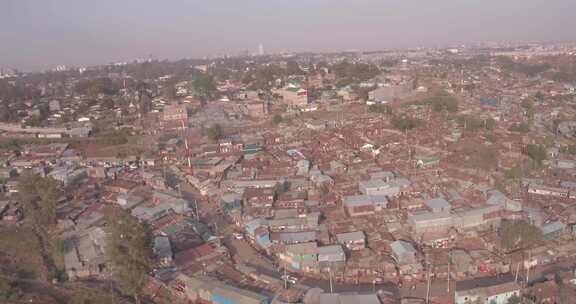 基贝拉贫民窟的宽鸟瞰图，背景是内罗毕市。