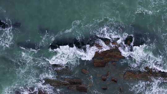 海浪浪花拍打石头