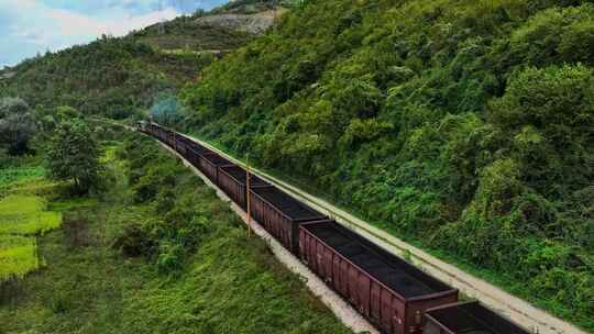 4K-航拍运输煤炭的火车视频素材模板下载