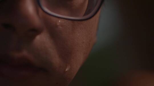 深夜悲伤流泪的男人视频素材模板下载