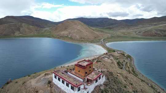 自驾西藏 最孤独的寺庙日托寺航拍 湖泊寺庙视频素材模板下载