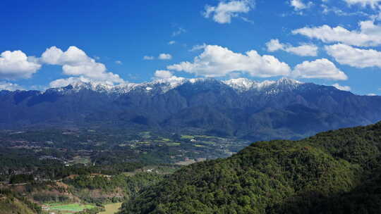 蓝天白云和雪山