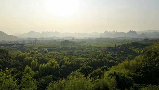 山间绿树环绕的乡村风景