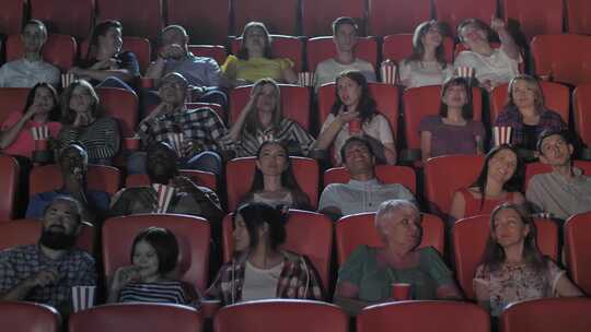 观众在电影院看电影