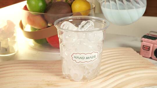 在玻璃杯里倒入冰块制作冷饮