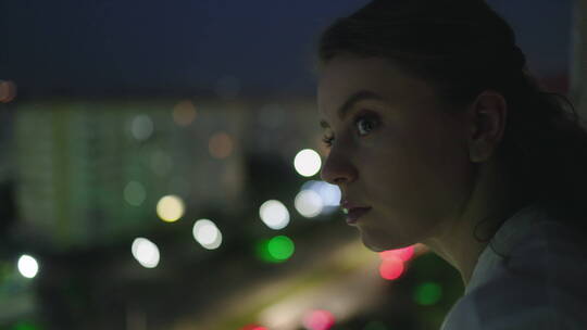 年轻女子在欣赏城市夜景