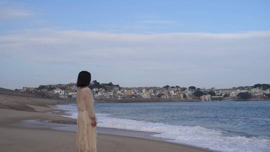 美女海边看海孤独女孩大海沙滩文艺女青年