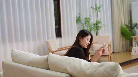 女生居家玩手机