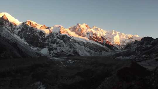 日照金山 延时拍摄阳光照在雪山上