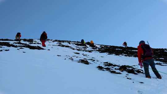 攀登四川岷山山脉雪宝顶雪山的登山队