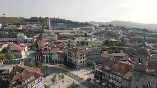 空中平移向右揭示美丽的吉马拉市市中心历史建筑-葡萄牙