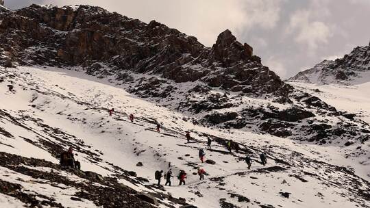 攀登岷山山脉主峰雪宝顶雪山的登山队