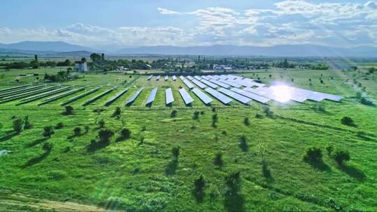 草地上的光伏太阳能电池板