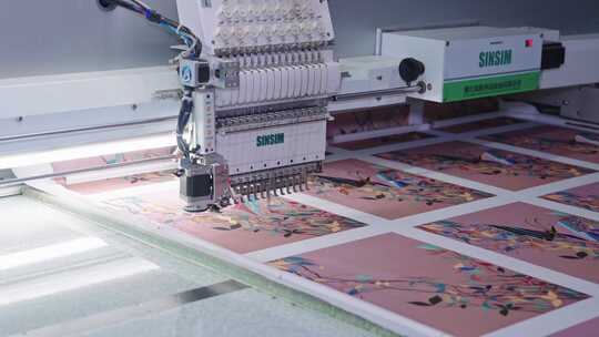 非遗民俗文化生产流水线机器刺绣作业场景