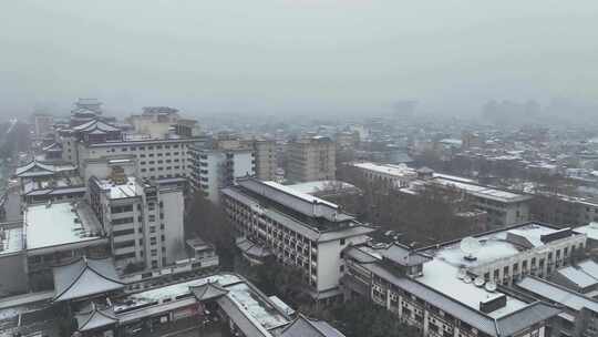 航拍陕西省西安市大雪中的西安钟楼街道风景