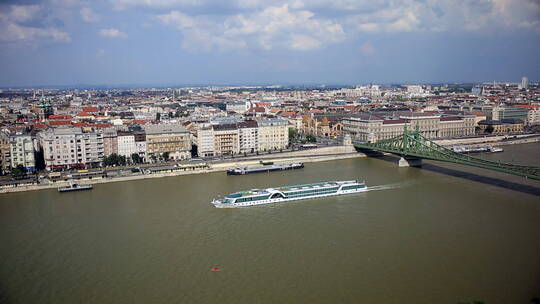 布达佩斯多瑙河上的游艇(3)