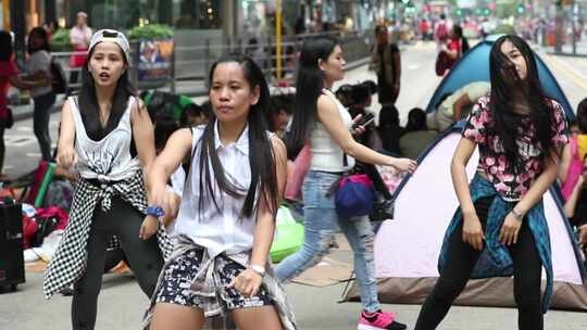 香港皇后广场跳舞的菲律宾女孩