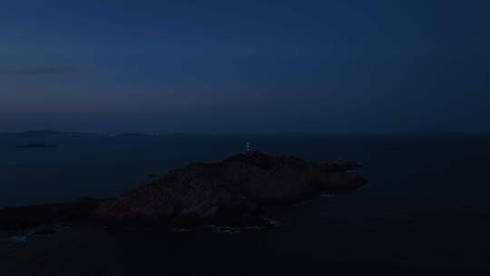 夜晚大海灯塔海上指明灯海岛指引灯海洋灯塔