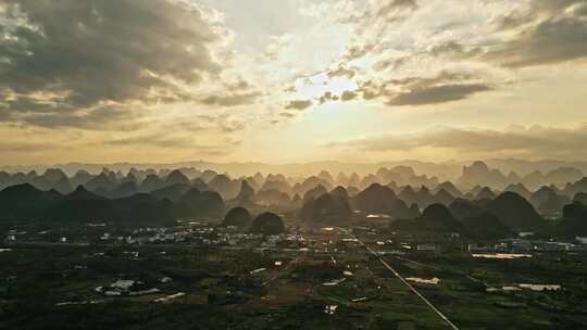 夕阳下的乡村与群山远景