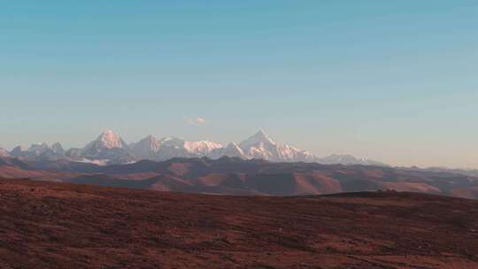 贡嘎雪山下的红土地晚霞自然风光